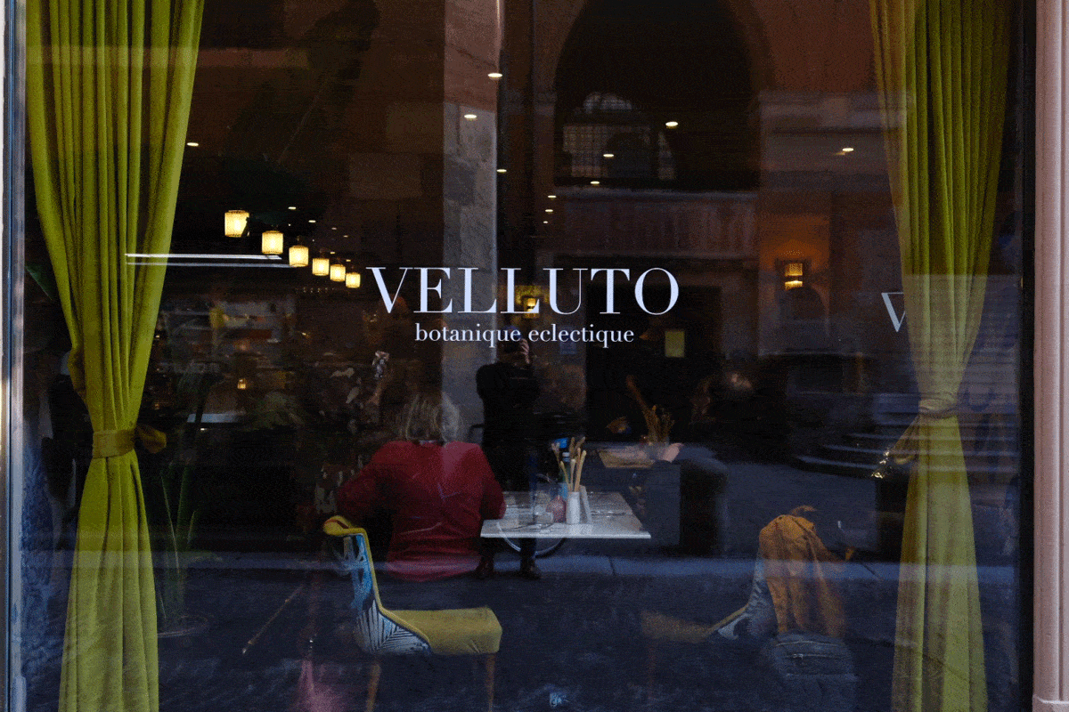 la vetrina di Velluto a Bologna