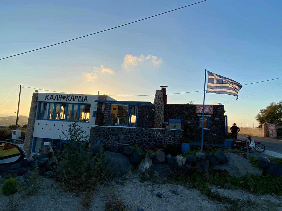 L'esterno di Kali Kardia. Nella foto di apertura un'immagine di Santorini, foto di Heidi kaden/unsplash