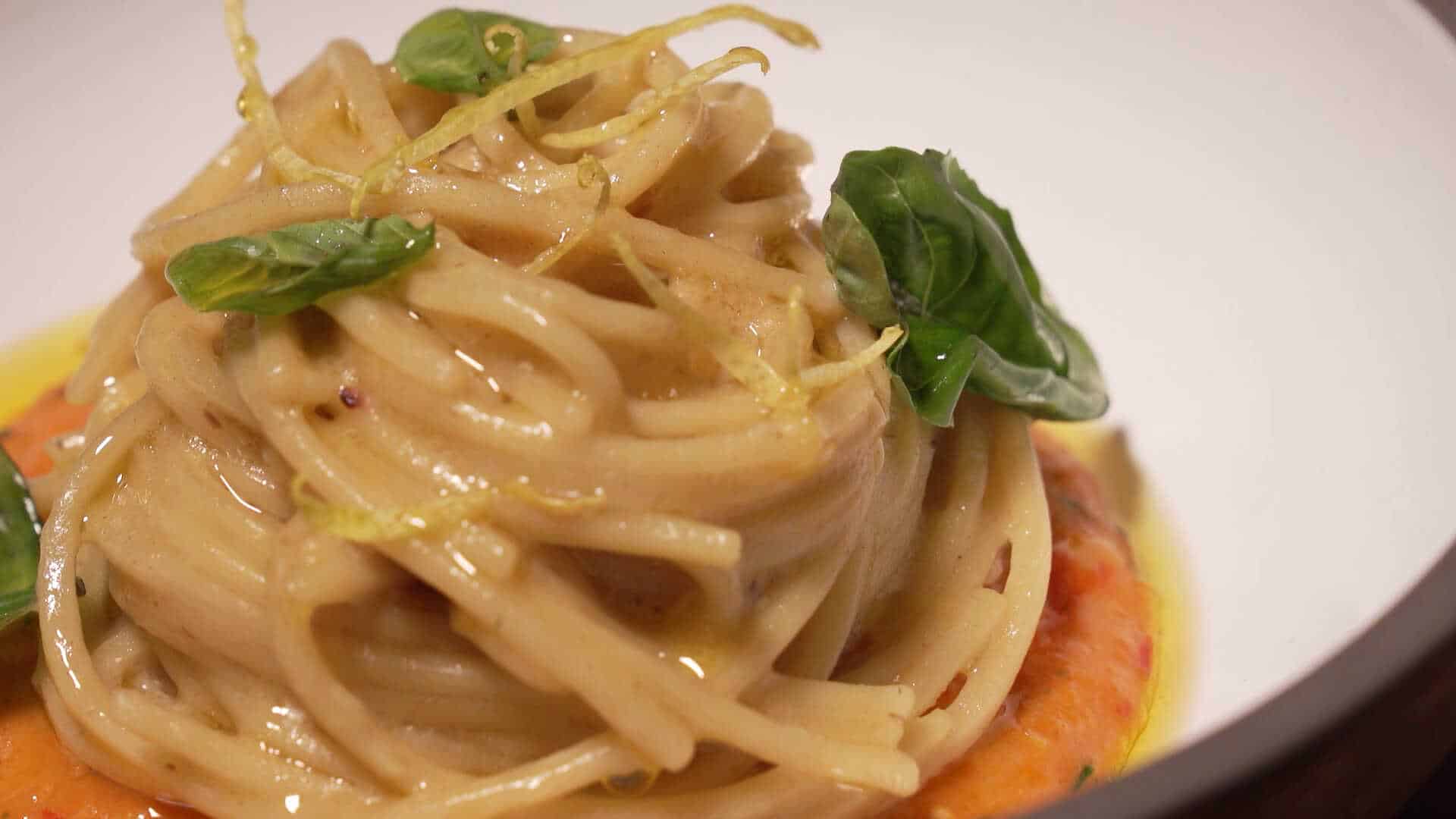 Spaghetti Italia unita su pappa di pomodoro