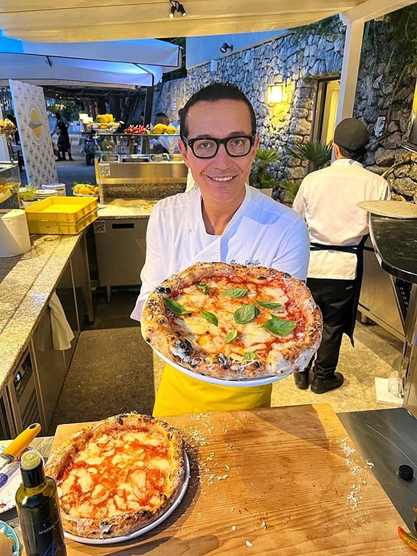 Il pizzaiolo presenta la sua "Super Margherita" sulla terrazza dell'Anantara di Amalfi, la sera dell'inaugurazione