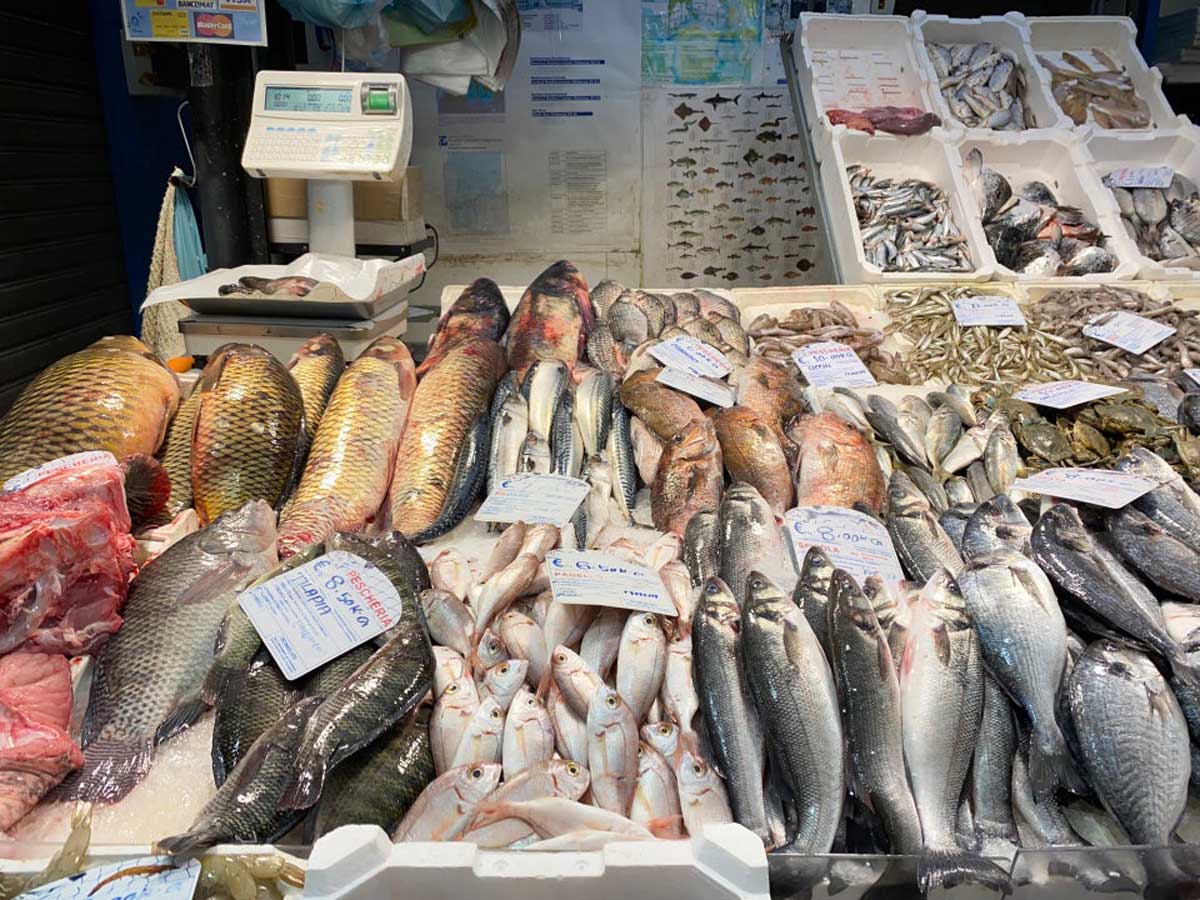 banco di pesce al mercato dell'Esquilino