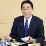 Il premier giapponese Fumio Kishida mangia sashimi con il pesce proveniente da Fukushima