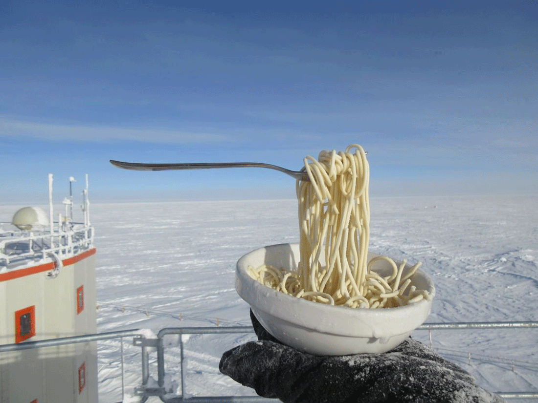 Spaghetti ghiacciati all'istante alle brutali temperature in Antartide 