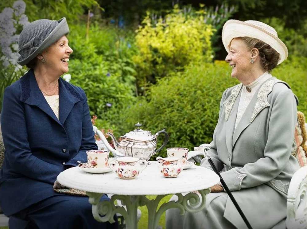 Le attrici Penelope Wilton e Maggie Smith in una sena della serie Downton Abbey: il rito del tè è un classico british
