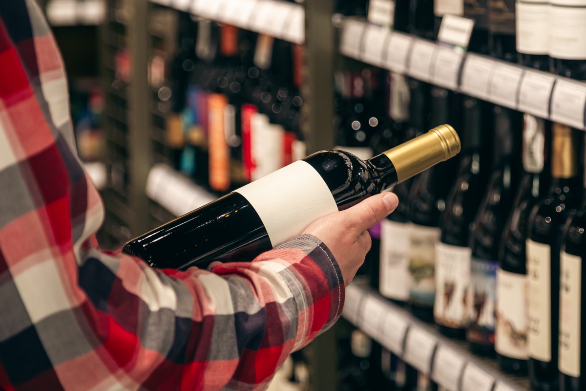Calorie indicate sulle bottiglie di vino, si comincia dall'8 dicembre: chi ha paura della nuova etichetta?