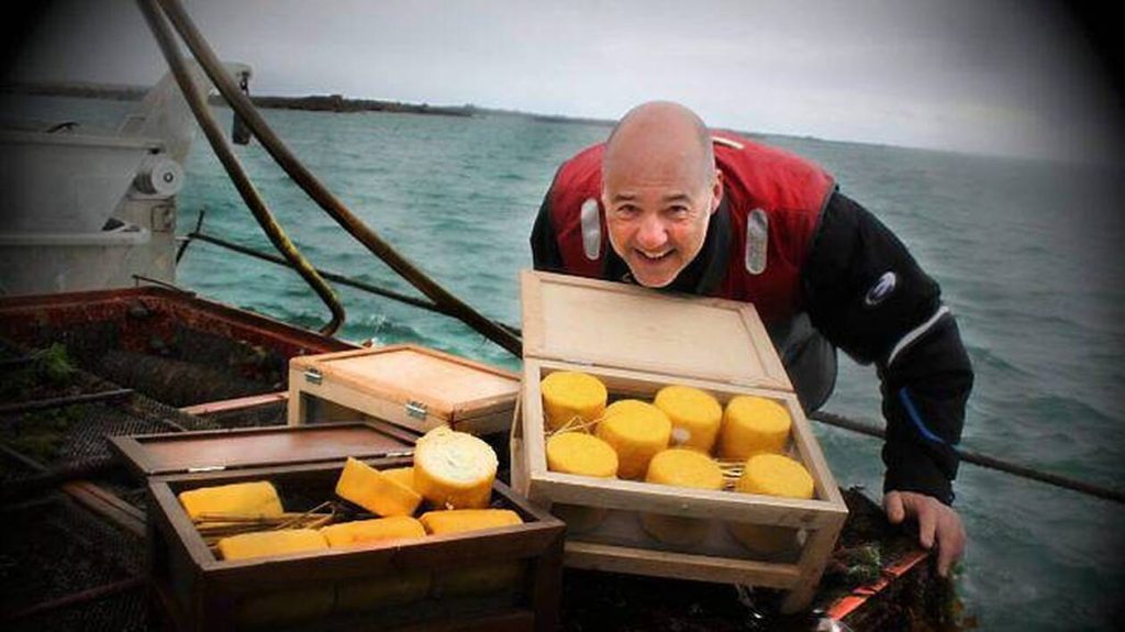 Sten Marc affina i suoi formaggi Bleu d'Iroise in mare, a 7 metri di profondità