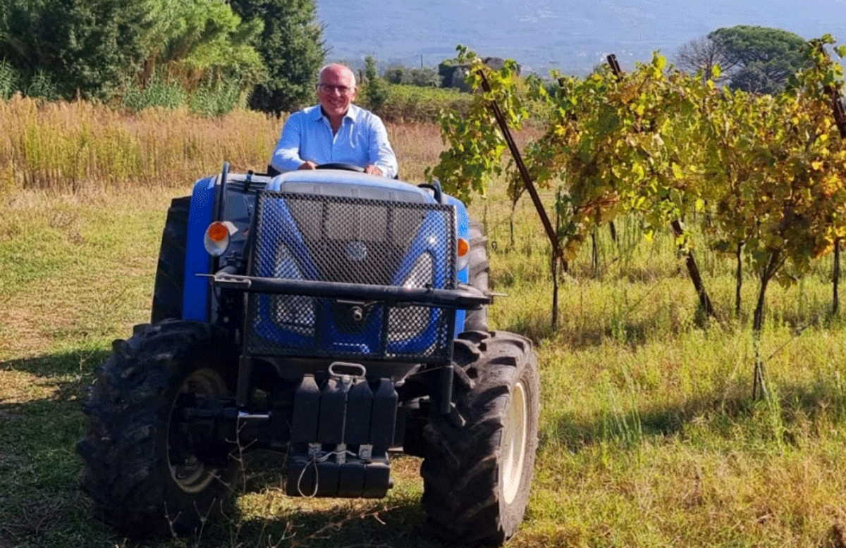 l'oncologo Paolo Ascerto in vigna sul suo trattore