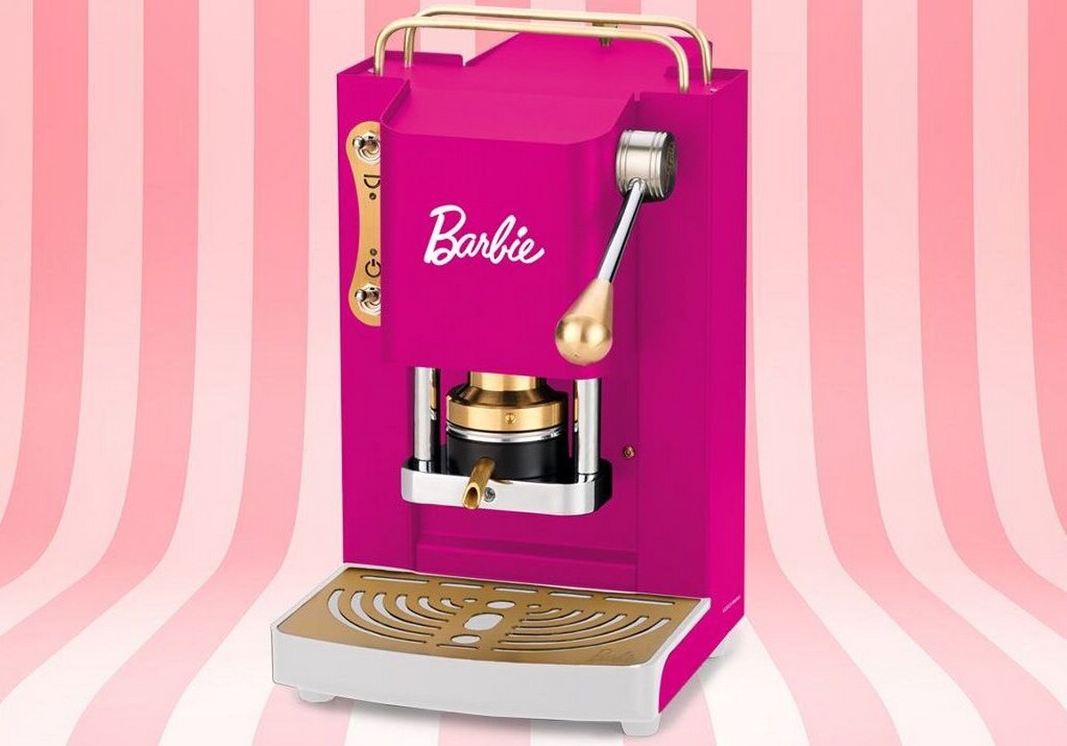 Barbie colpisce ancora, arriva la macchina del caffè rosa per casa