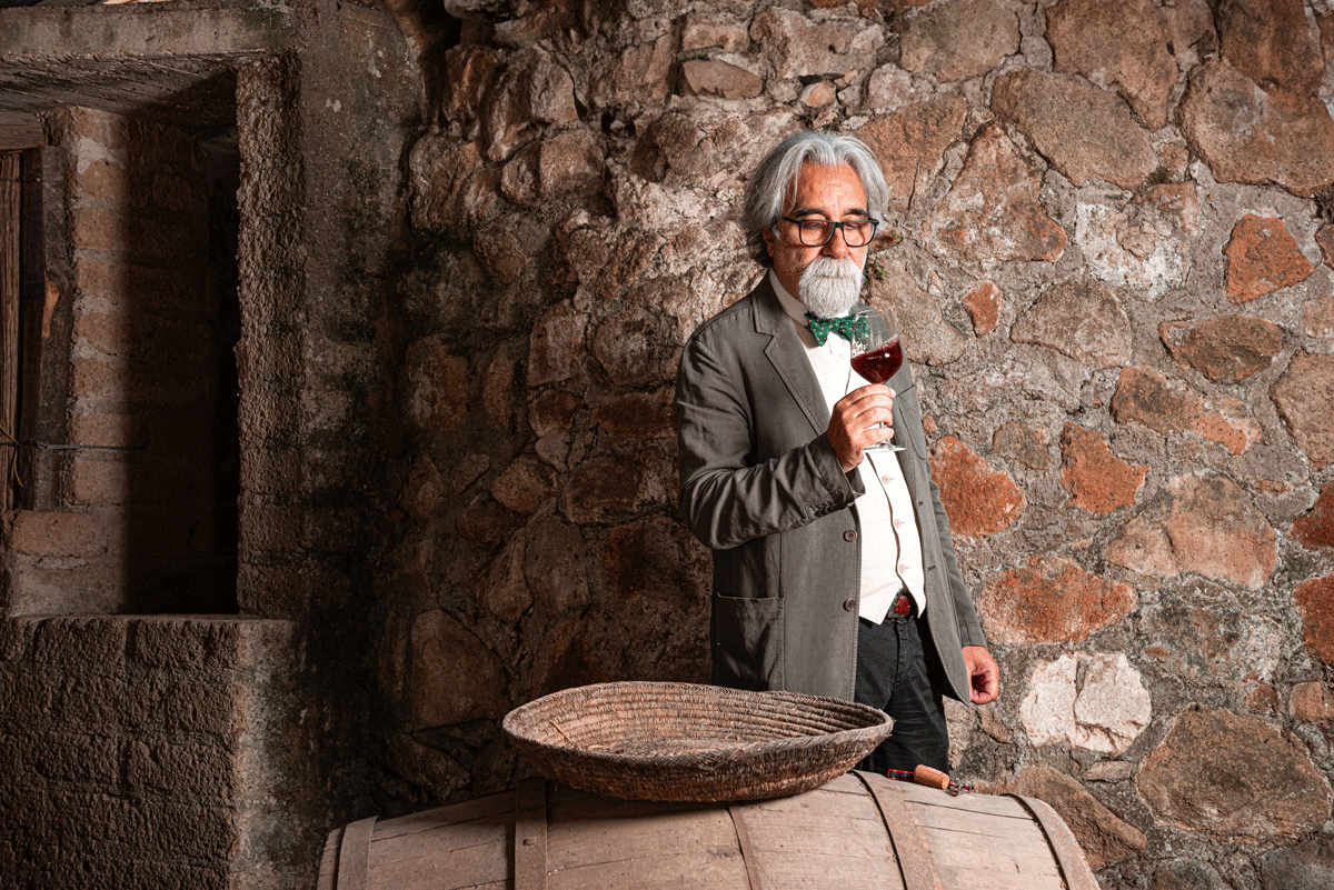 Beppe Vessicchio testa il vino trattato con la sua musica