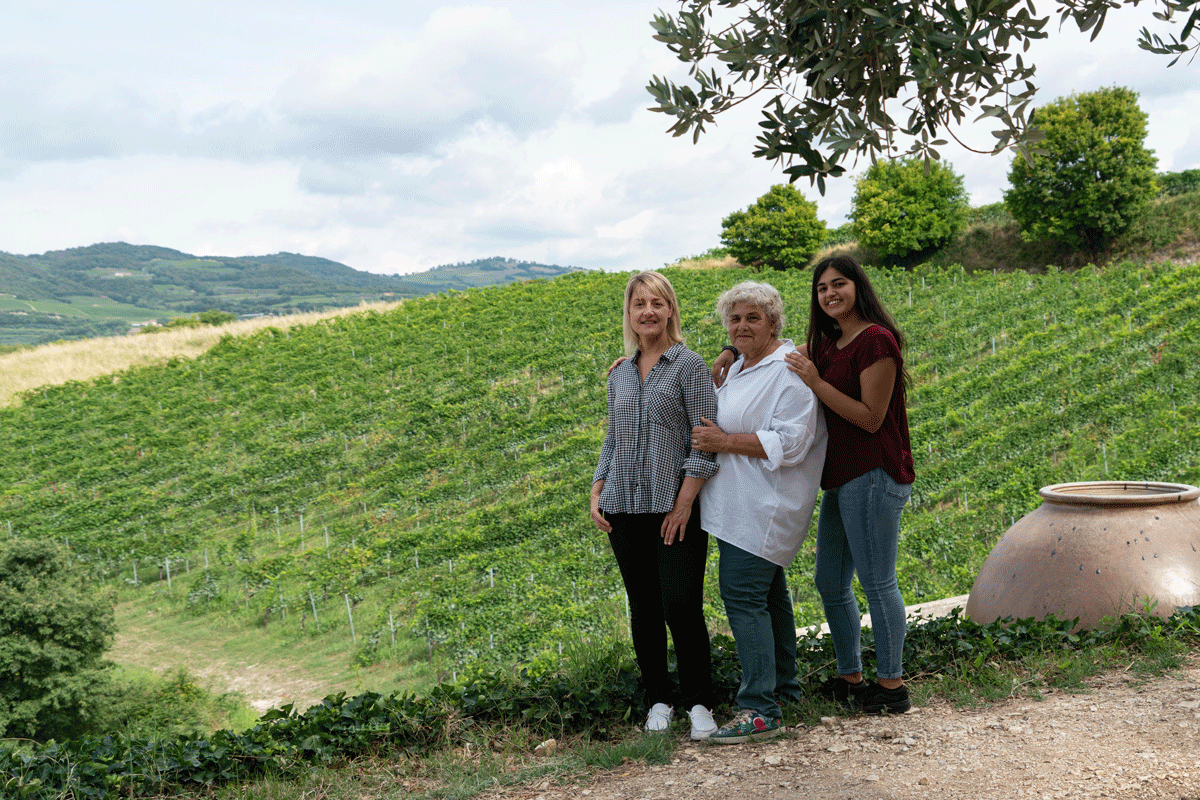 Marinella Camnerani, vignaiola dell'anno per Vini d'Italia 2024 del Gambero Rosso, insieme alle figlie in azienda
