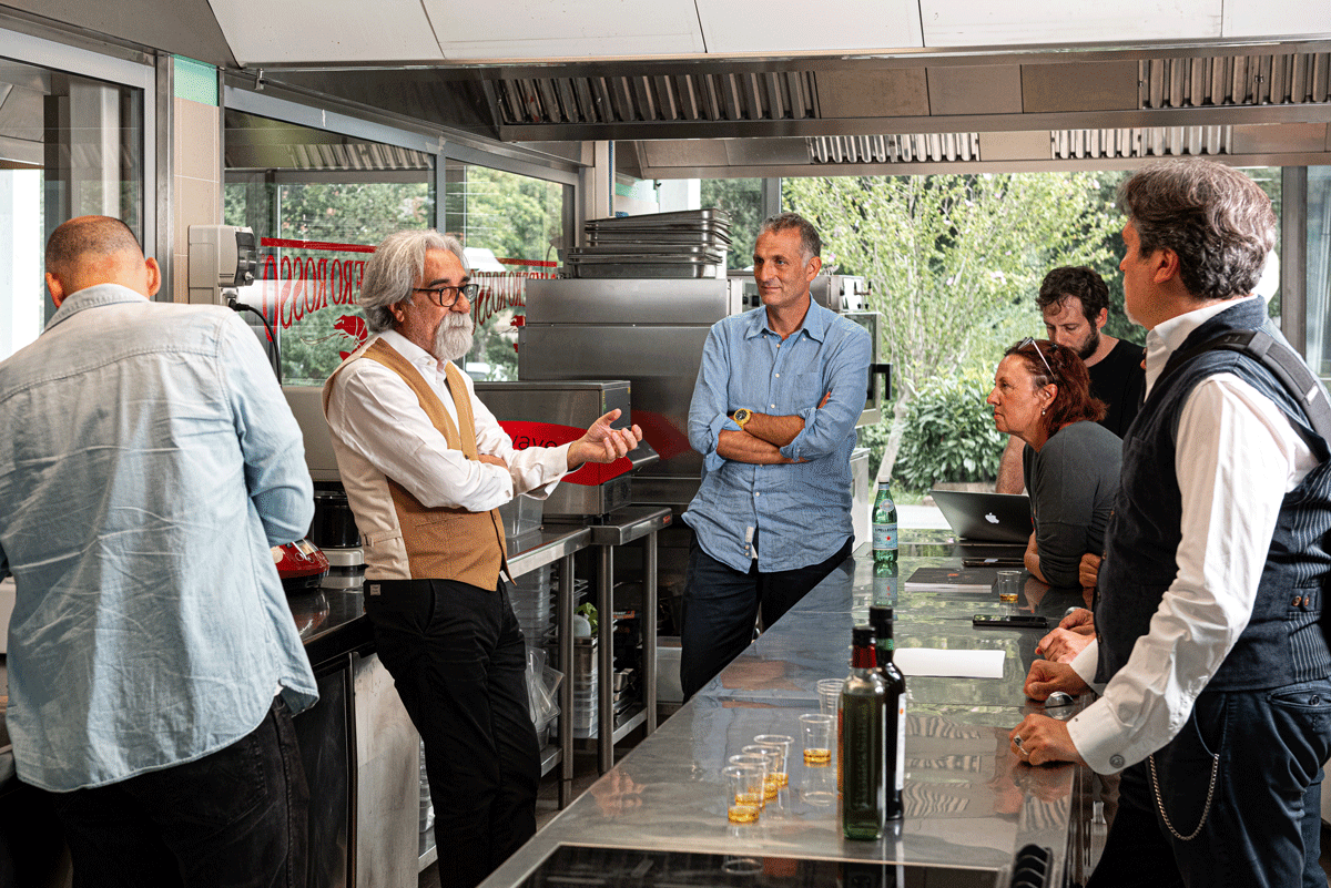 Il direttore Marco Mensurati, al centro, e Beppe Vessicchio agli assaggi nella scuola della Gambero Rosso Academy di Roma