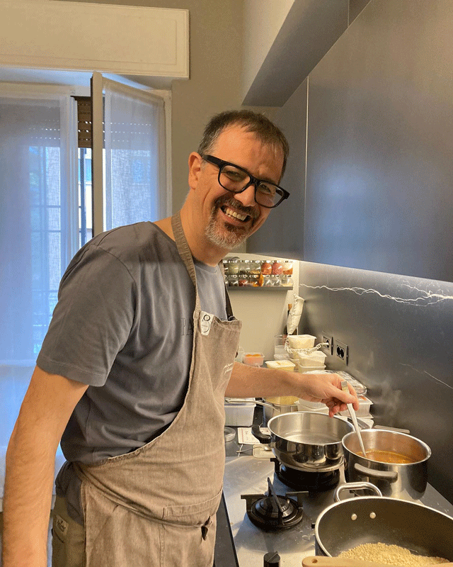chef Antonio Guida cucina a casa sua per una delle cene di beneficienza che vanno avanti da 4 anni