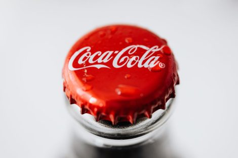 I prezzi della Coca Cola light sono alle stelle, ma i clienti rimangono fedeli (e continuano a berla)