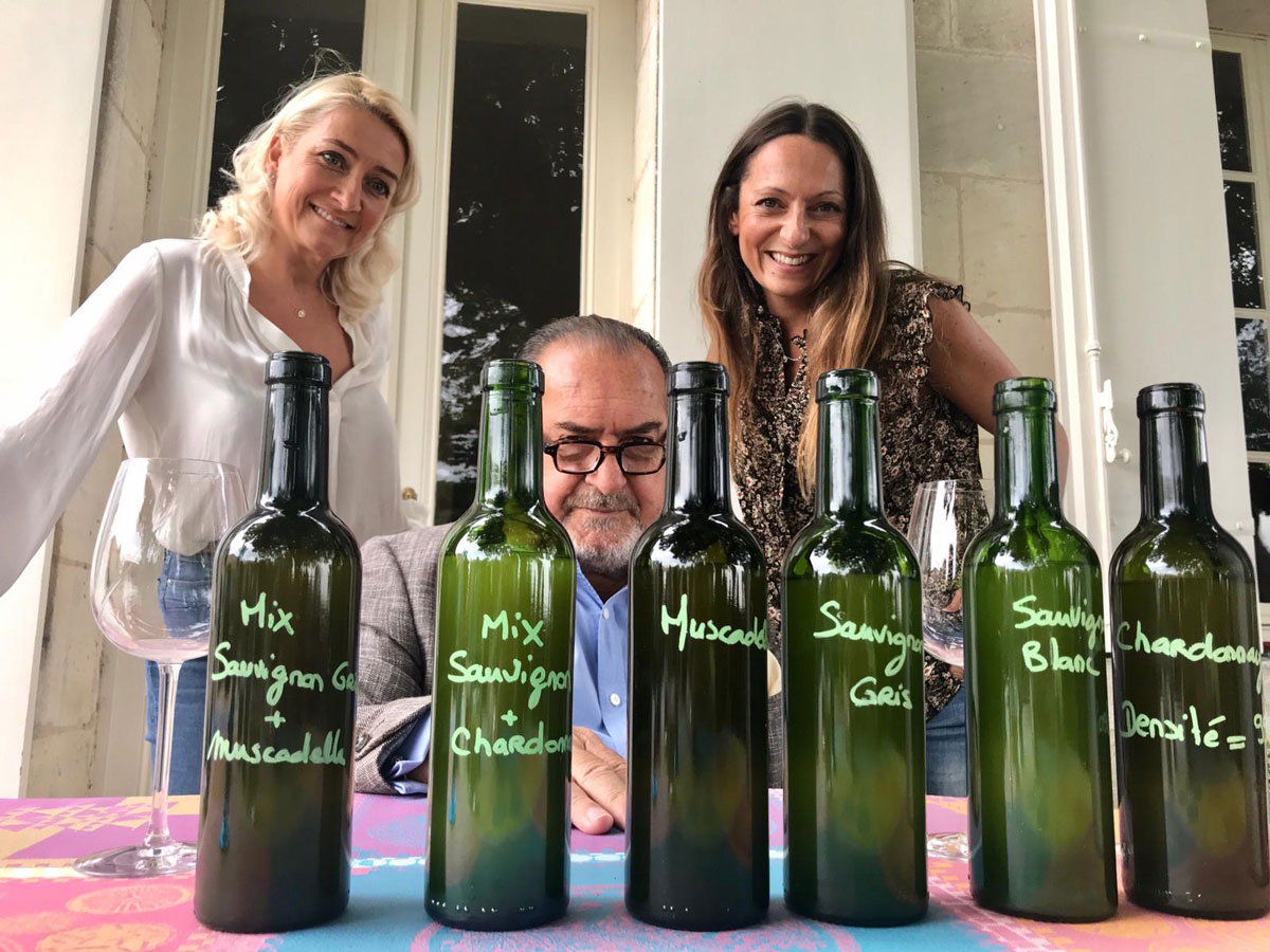Rolland all’assemblaggio dei vini di Château Fontenil, insieme alle figlie Stéphanie e Marie entrambe impegnate nell’impresa di famiglia
