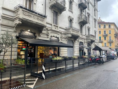 A Milano c'è un bar con caffè specialty dove si possono acquistare libri usati