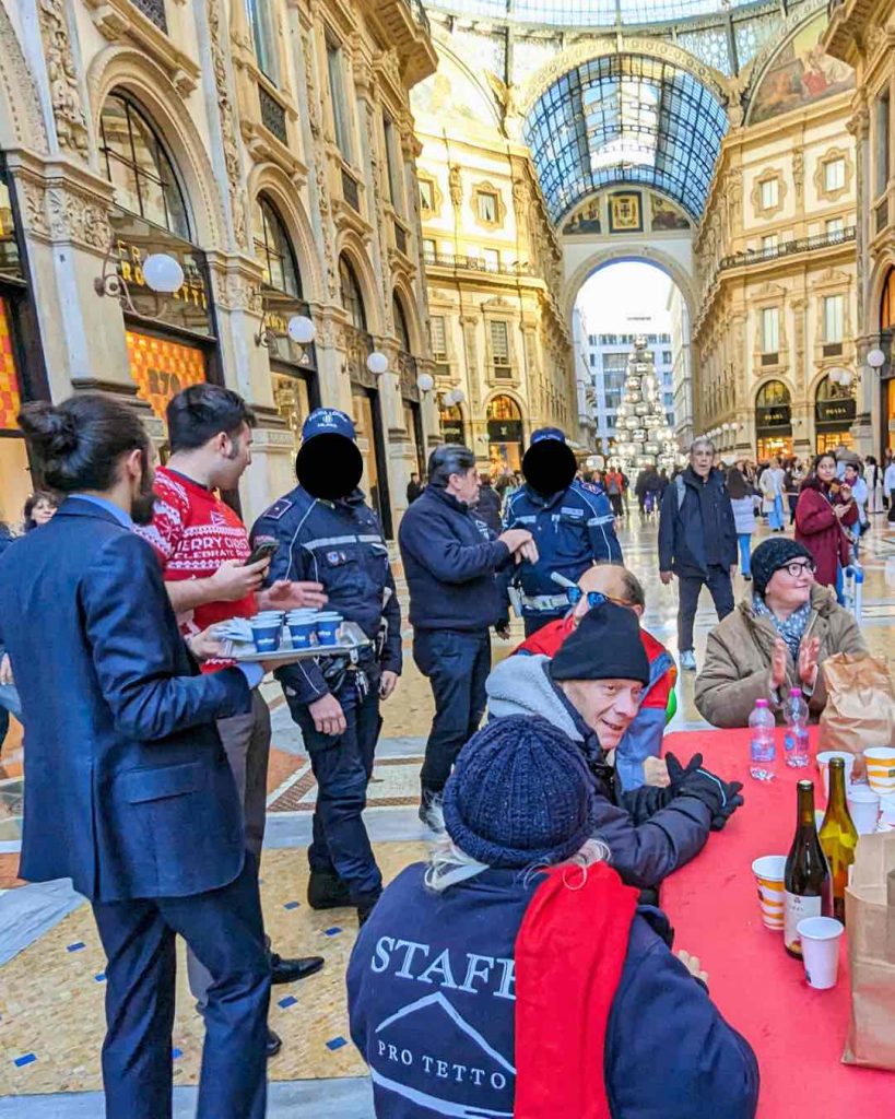 Milano, pranzo della Vigilia con i clochard sgomberato dai vigili