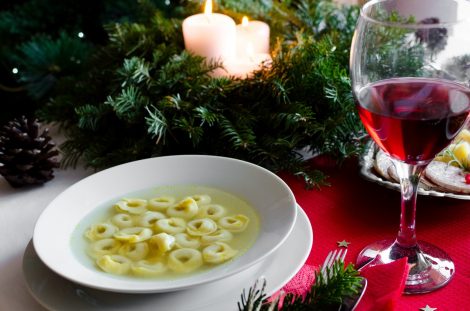 Vini economici (ma buoni) per Natale: 15 etichette sotto i 20 euro da abbinare ai tortellini in brodo