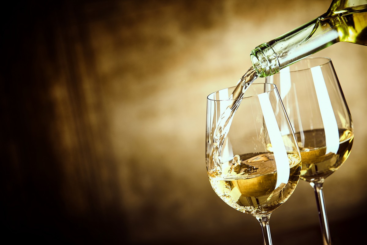 Il Governo si spacca sui vini dealcolati. Forza Italia incalza Lollobrigida e porta il tema in Parlamento