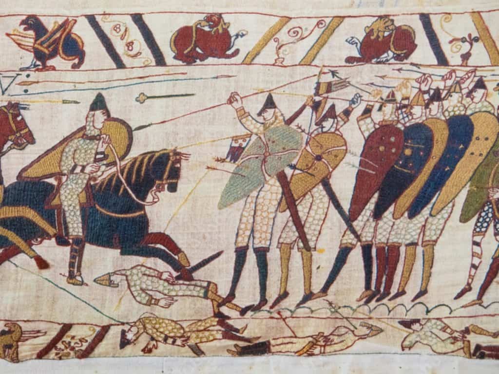 Bayeux Tapestry che narra la sconfitta dell'inghilterra per mano dei normanni a Hastings nel 1066