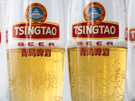 Creata dai tedeschi e amata da Mao. L’incredibile storia della birra simbolo della Cina (ora in crisi nera)