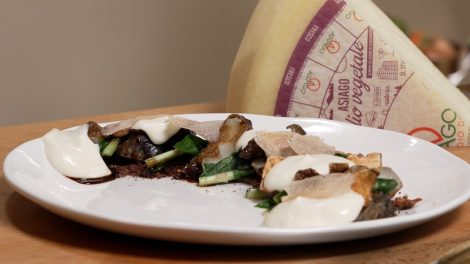 Corteccia di topinambur, cardo gobbo, Asiago DOP a caglio vegetale, tartufo bianco, nocciole. La ricetta di Giancarlo Morelli