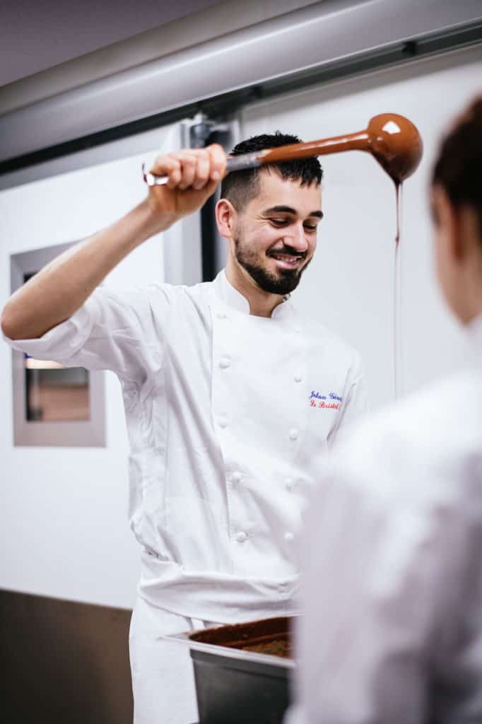 Il maestro cioccolatiere Johan Giacchetti nel laboratorio di pasticceria del Le Bristol Paris