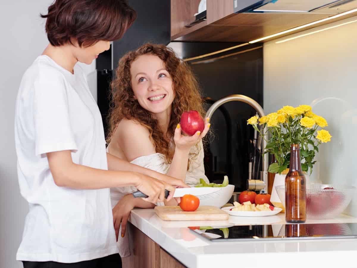 Cucinare in due è terapeutico: crescono i corsi di cucina per coppie -  Gambero Rosso