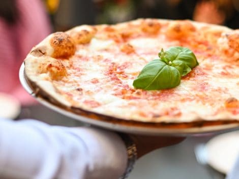 Crazy Pizza apre a Napoli sfidando Gino Sorbillo. L'insegna di Flavio Briatore arriva anche in Arabia Saudita