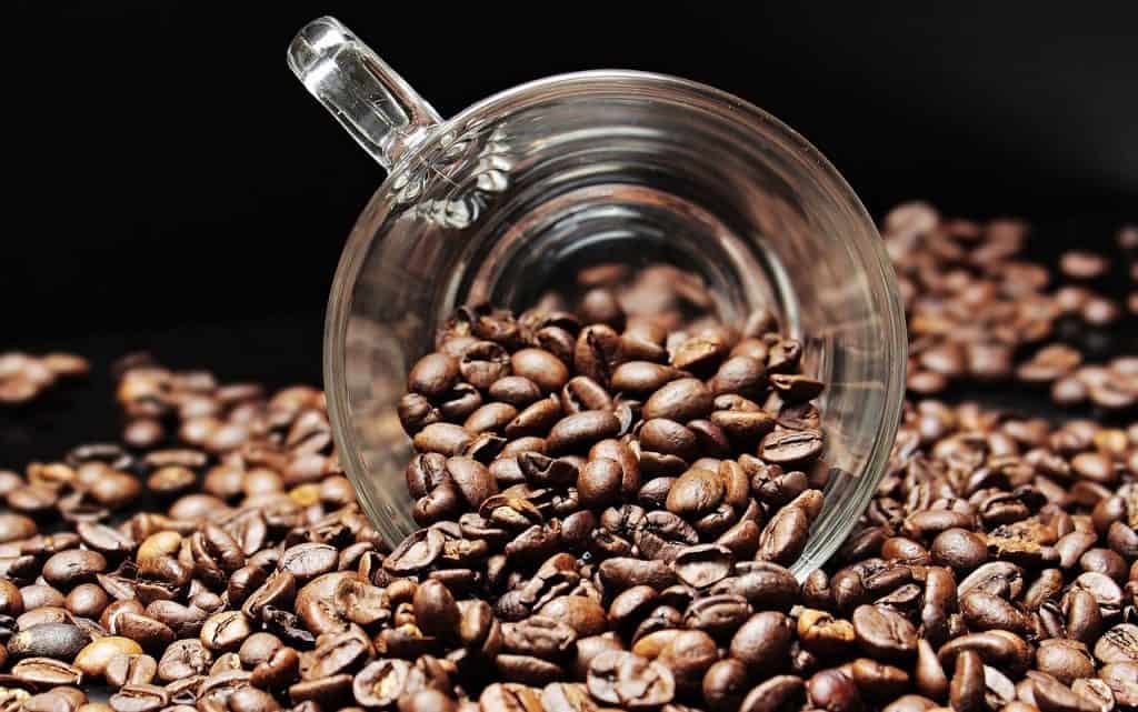 Il prezzo del caffè aumenta, ma si corre per "salvare" la tazzina