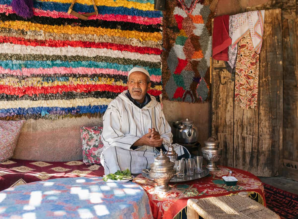 "Solo se viene servito caldo sei il benvenuto". Viaggio nel deserto marocchino a degustare il tè con i berberi