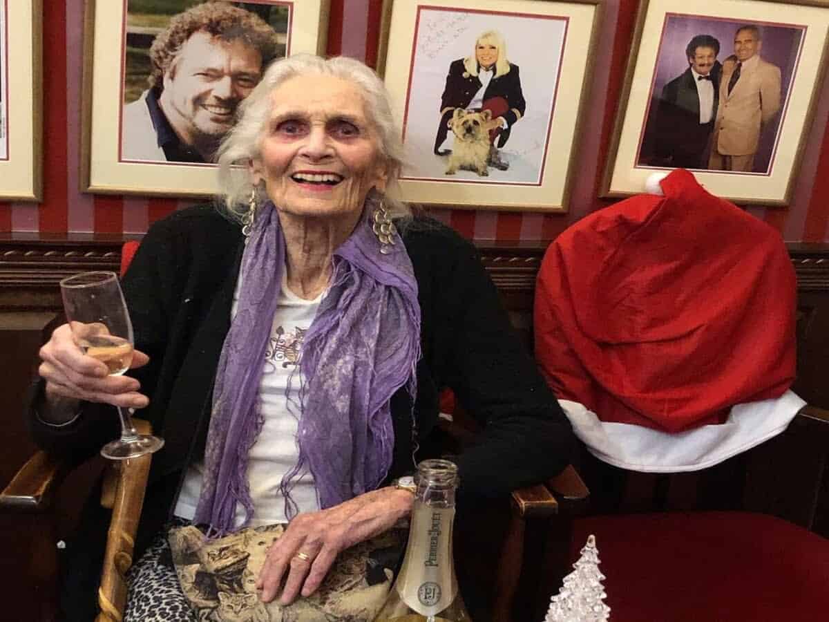 La modella più vecchia del mondo ha 95 anni, beve Champagne e mangia broccoli. Boralevi: "Mostruosa"