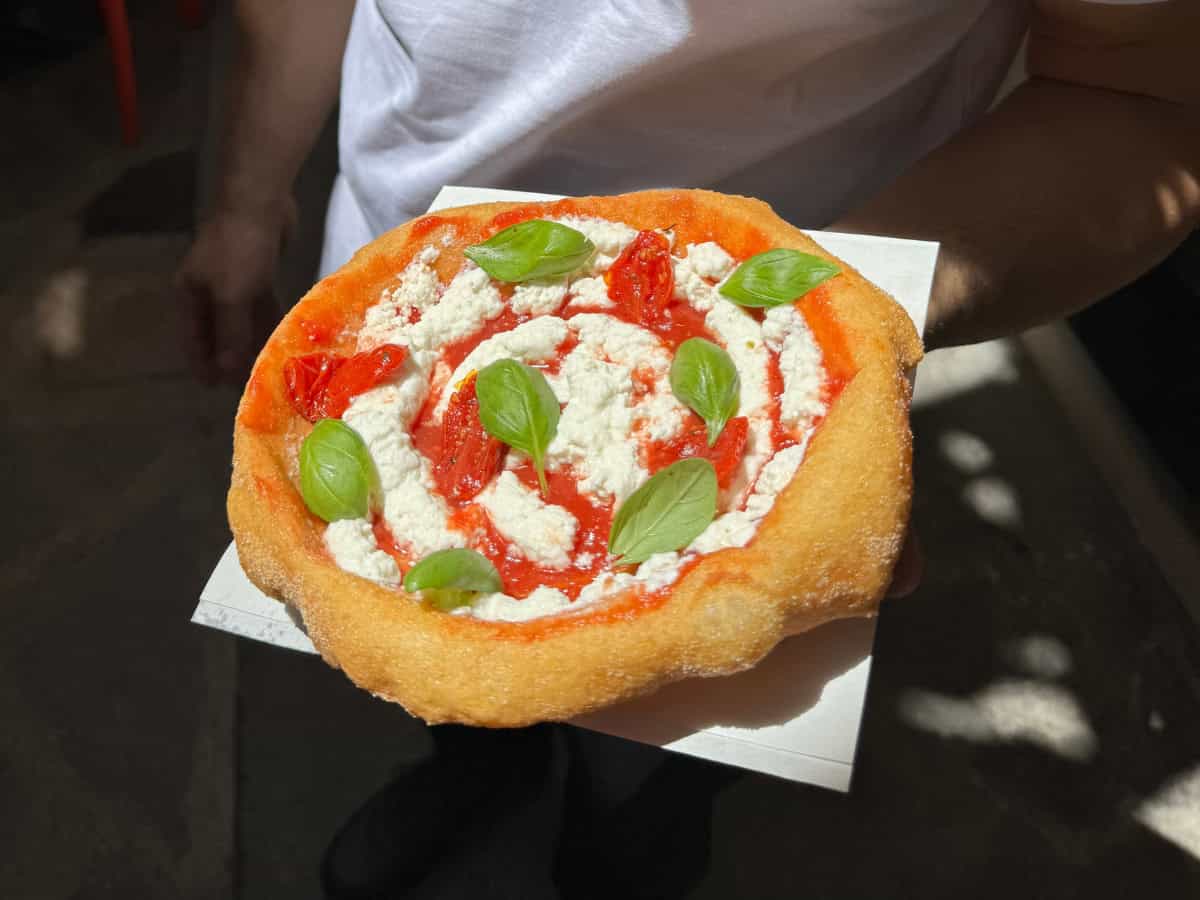 Tre amici aprono a Catania una friggitoria popolare con street food siciliano e campano