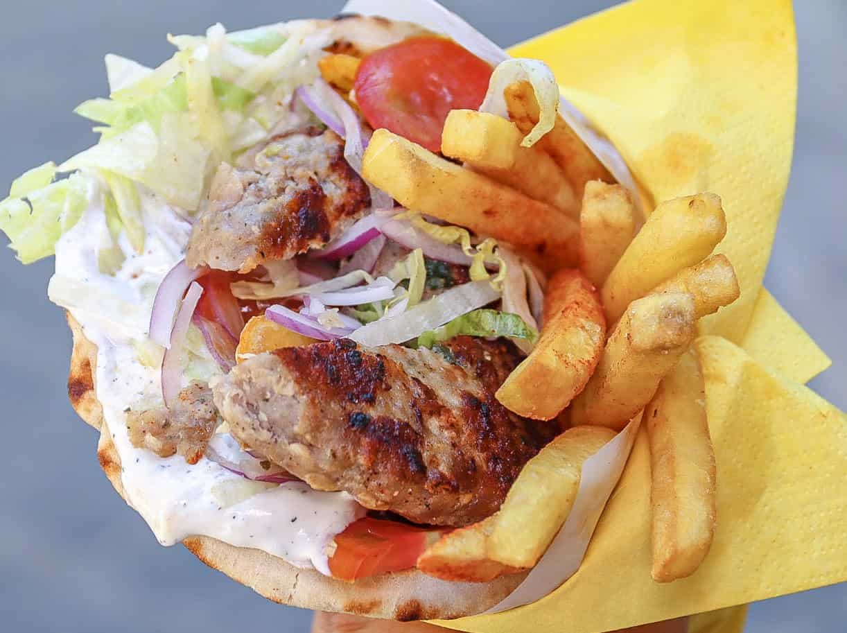 "Quando abbiamo aperto a Bari non esisteva neanche il kebab". L'incredibile storia del ristorante greco più amato del Sud