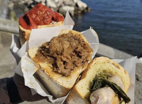 Il panino più buono di Napoli è quello di O' Cuzzetiello (meglio se con la parmigiana)