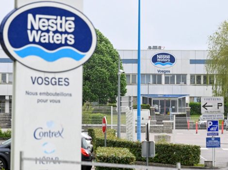 "Acqua filtrata al posto della minerale". Nestlé ritira 2 milioni di bottiglie di Perrier per contaminazione batterica