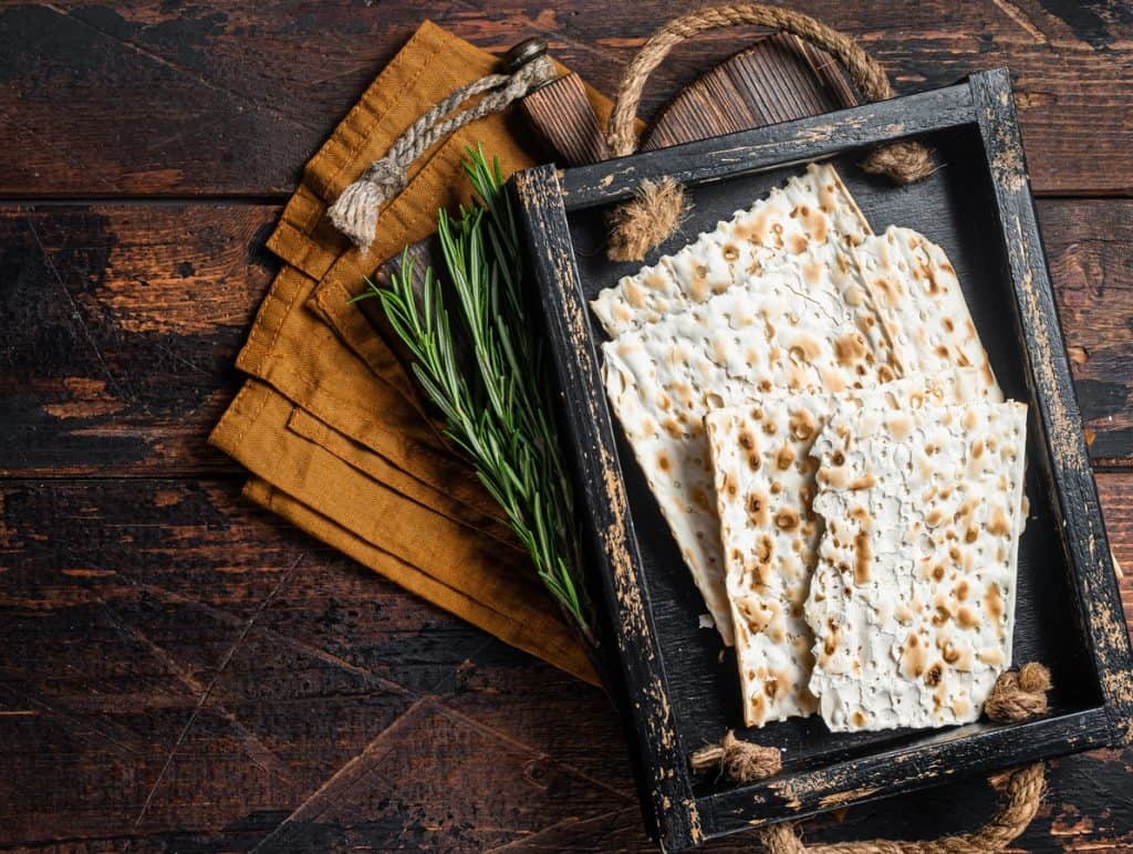 Storia del pane azzimo, il prodotto senza lievito della Pasqua ebraica molto più gustoso di quello che sembra