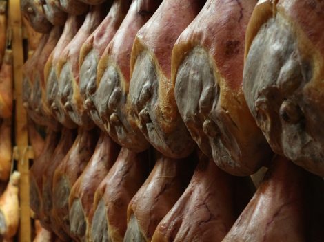 Allarme peste suina, il Canada blocca le importazioni di prosciutto di Parma