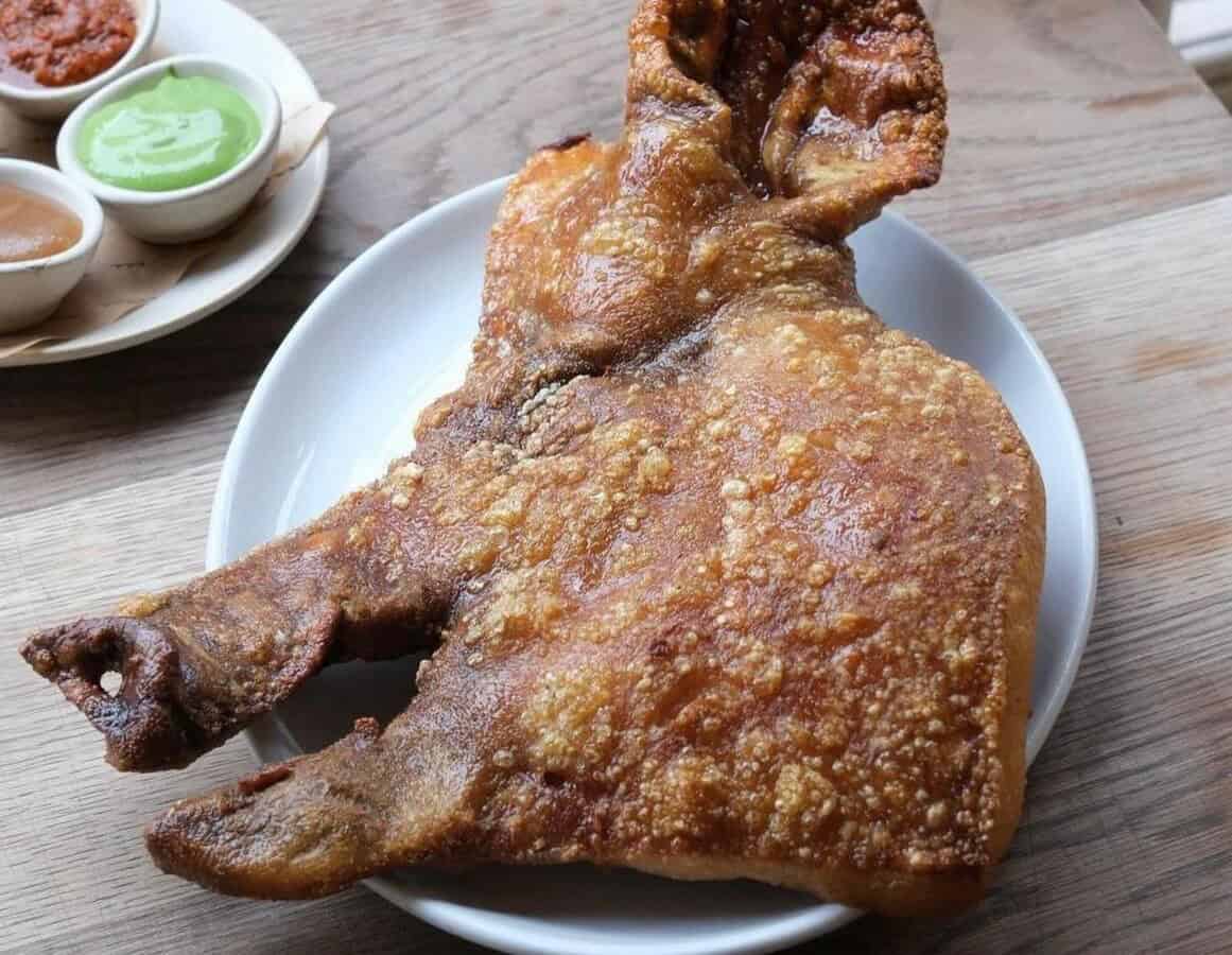 Testa di maiale fritta e zampe di pollo: i cuochi britannici riscoprono le frattaglie e creano piatti divisivi