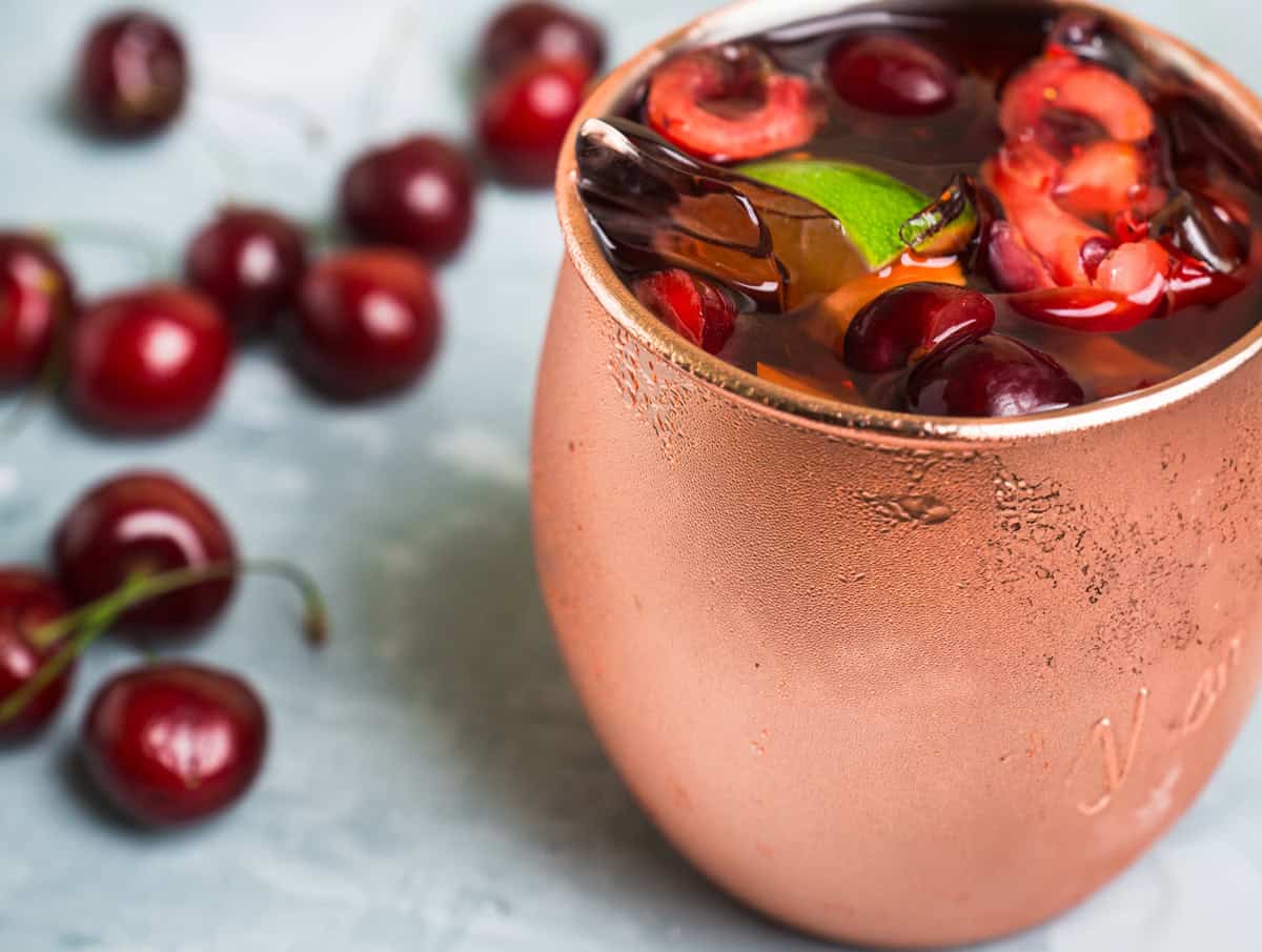Il cocktail del mese: la ricetta dello Cherry Mule (con ovviamente le ciliegie)