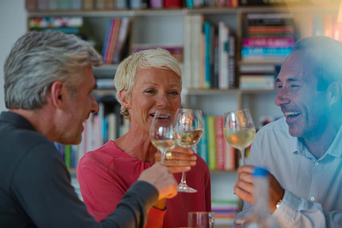 Altro che giovani, sono i boomer la vera anima dell’happy hour. La carica delle donne over 65 che scelgono il vino per l'aperitivo