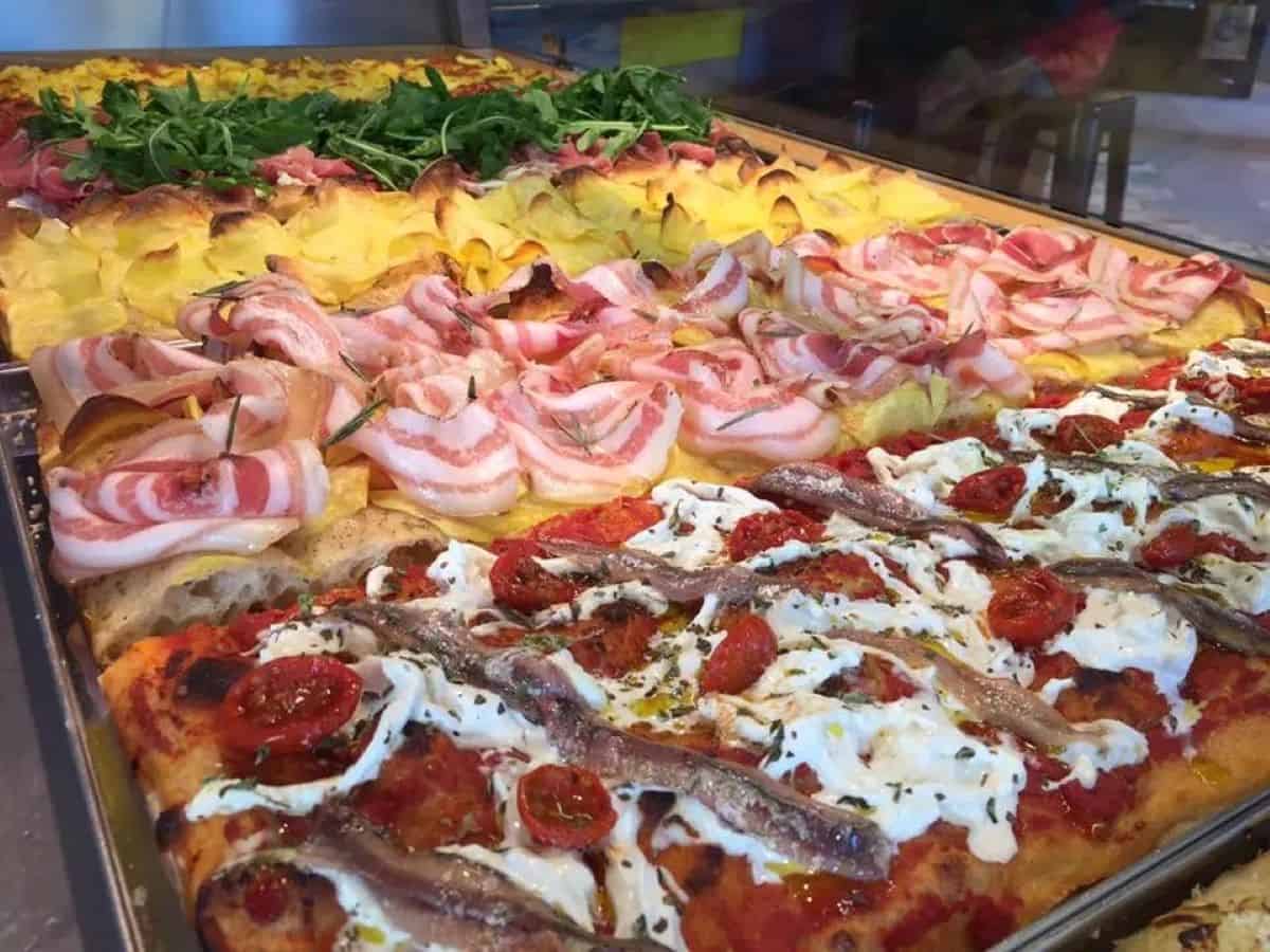 Dove mangiare la pizza al taglio in Campania. Gli 11 migliori indirizzi scelti dal Gambero Rosso