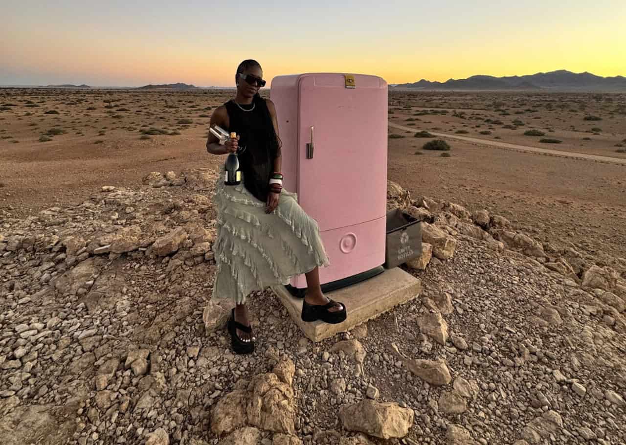 Il frigo rosa con bibite ghiacciate in mezzo al deserto non è un'allucinazione. Ecco la sua storia