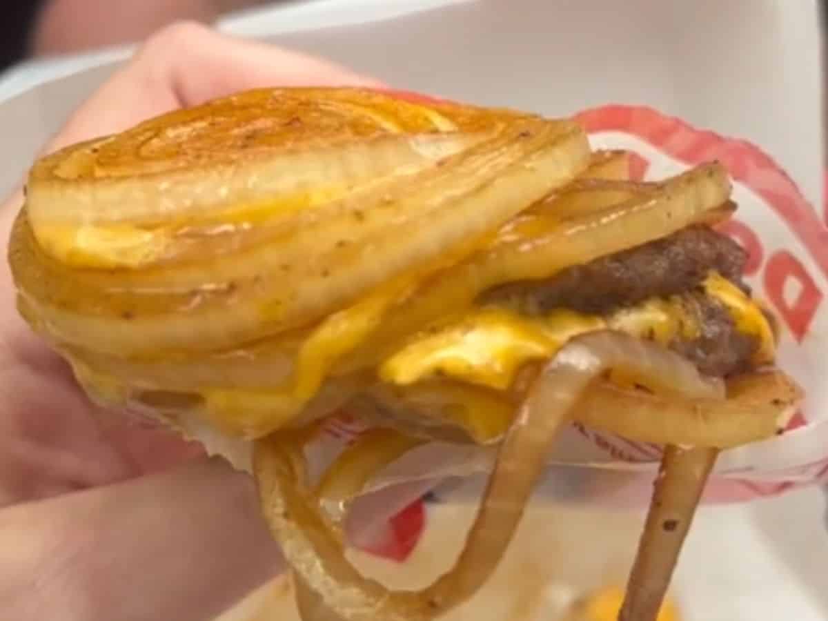 Il burger senza pane che spopola sui social viene dagli Stati Uniti e si fa con la cipolla