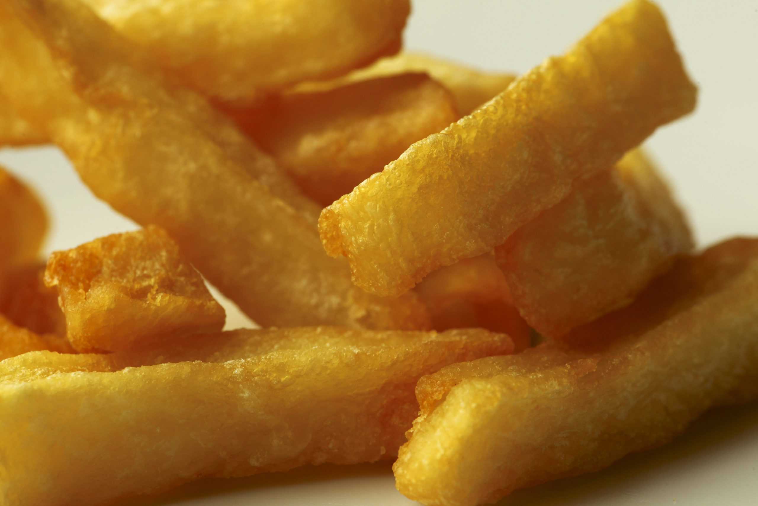 Le patate fritte perfette con i segreti di Heston Blumenthal: ecco la ricetta con la tripla cottura