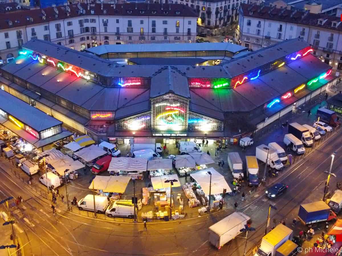 Come cambia lo storico mercato all'aperto di Torino, il più grande d'Europa: sarà aperto anche la sera