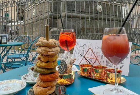 Basta con i soliti taglieri! Storia dell'antico locale di Napoli dove l'aperitivo si fa con taralli, vino e gassosa