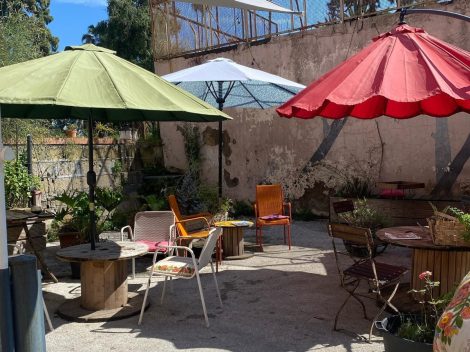 Un'architetta recupera una terra abbandonata di Napoli e apre un bar con un giardino nascosto