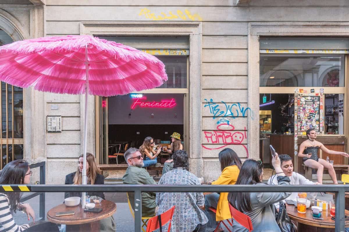 Il simbolo queer di Milano si chiama Pop ed è un cocktail bar transfemminista con prezzi popolari