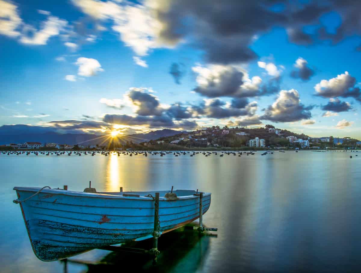 Cocciularo per un giorno: andare a pesca di vongole nei laghi di Ganzirri a Messina