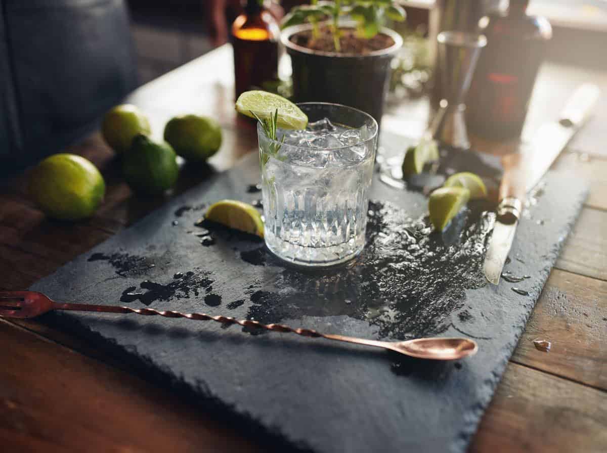 Ecco come scegliere il gin giusto quando chiediamo un gin tonic al bancone